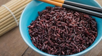 Vì sao nên ngâm gạo lứt trước khi nấu?