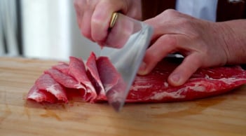 Vì sao thịt thái ngang thớ thì mềm, thái dọc thờ thì dai?