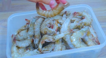 Tôm muốn ngon đừng cho luôn vào tủ lạnh, thêm 1 bước để cả năm vẫn tươi, không teo tóp