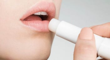 4 tips cơ bản dưỡng môi mềm mịn ngày trở lạnh