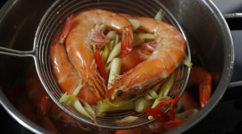 Luộc tôm thêm vào 1 thứ: Tôm lên màu đỏ đẹp, hết tanh- thịt ngọt