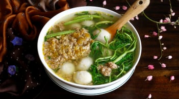 Nghề lạ ở Việt Nam: Loài rau dại mọc bờ mương bỗng thành đặc sản, trồng 1 tháng hái quanh năm, thu tiền triệu