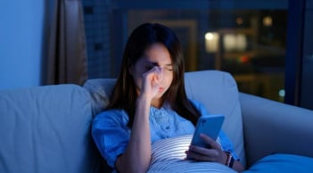 4 tác hại không ngờ tới của việc dùng điện thoại trước khi đi ngủ: Tự rút ngắn tuổi thọ và sức khỏe