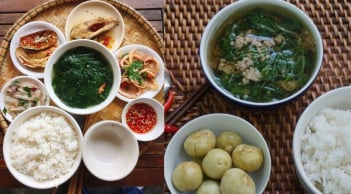 Ăn cơm chan canh có hại cho tiêu hóa không? Nhiều người lầm tưởng về điều này