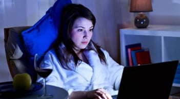 Cảnh báo: 4 thói quen tưởng vô hại đang âm thầm hủy hoại buồng trứng, tăng nguy cơ ung thư