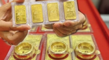 Giá vàng sẽ điều chỉnh sâu? Chuyên gia cảnh báo tác động từ chứng khoán và đồng USD