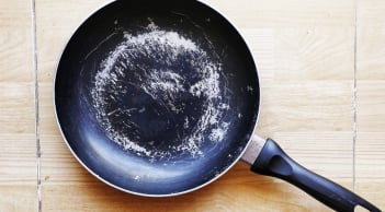 Mẹo khôi phục lớp chống dính của chảo