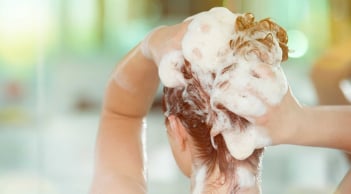 3 thói quen tưởng tốt nhưng lại khiến tóc yếu, gàu nhiều và dễ gãy rụng