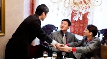 Người lớn tuổi khi đi tiệc rượu: 4 thói xấu tuyệt đối không phạm phải kẻo mất mặt