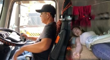 Vì sao tài xế xe tải đường dài thường dẫn theo một phụ nữ? Lý do khiến ai cũng cảm thông