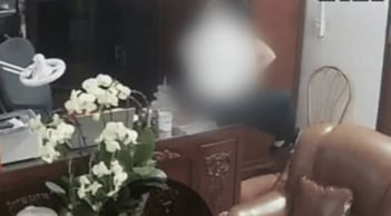 Vụ người đàn ông “thân mật” với nhiều phụ nữ trong phòng làm việc: Ai sẽ bị xử phạt?