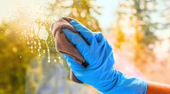 Bí quyết cực đơn giản giữ cửa sổ khô ráo không bị đọng hơi nước suốt mùa đông nồm ẩm