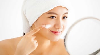 Nên bôi kem dưỡng ẩm hay chống nắng trước?