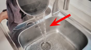 Đổ nước nóng vào bồn rửa bát gây ra 2 tác hại lớn, không phải ai cũng biết