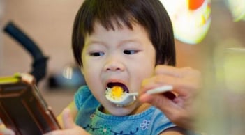 Thối não là gì? 3 dấu hiệu nhận biết con bạn đang 'thối não' nguy hiểm, cha mẹ cần biết để uốn nắn con