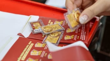 Giá vàng hôm nay 15/11: Lao dốc mạnh, thị trường chao đảo