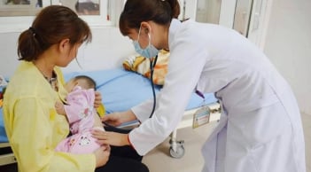 Cha mẹ nghỉ chăm con dưới 7 tuổi ốm được hưởng trợ cấp 75% tiền lương đóng BHXH