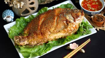 Cá rán giòn da mềm thịt: Hóa ra đầu bếp dùng bí quyết này