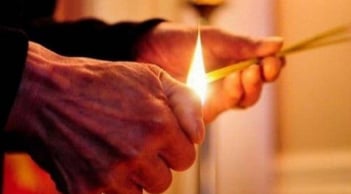 Ngày mai mùng 1 tháng 10 năm Ất Tỵ: 3 khung giờ thắp hương đẹp nhất để cầu may, hút tài lộc