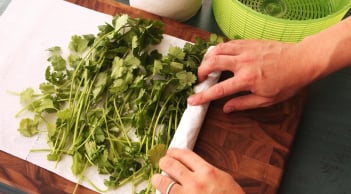 Rau mùi mua về đừng cất ngay vào tủ lạnh, làm cách này rau để cả tuần vẫn tươi ngon