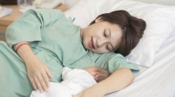 Lao động nữ sinh con được hưởng bao nhiêu tiền thai sản? Quy định mới nhất 2025