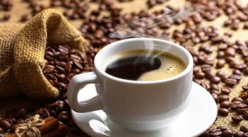 7 thói quen uống cà phê đang âm thầm hại gan mà 90% người Việt mắc phả