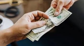 Có nên cho người thân nghèo vay tiền? 3 sự thật bạn cần biết ngay