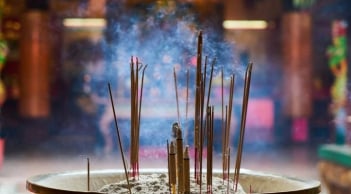 Vì sao khi thắp hương phải mở to cánh cổng?