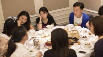 Bị hỏi “lương tháng bao nhiêu?”, người EQ cao trả lời khéo léo thế nào để không mất lòng ai