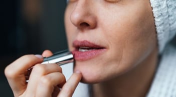 Chị em nên hạn chế thoa son theo 2 cách này vì sẽ khiến bề mặt môi khô, lộ rõ các rãnh nhăn