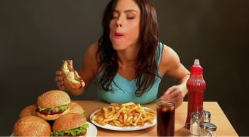 5 thói quen ăn uống gây hại sức khỏe của bạn