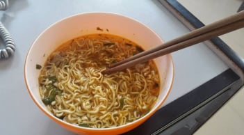 Điều gì xảy ra với cơ thể nếu bạn thường xuyên ăn sáng bằng mì tôm?