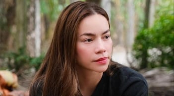 Hồ Ngọc Hà được người đặc biệt cõng ra khỏi xe ô tô, danh tính khiến nhiều người bất ngờ