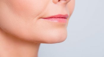 Thực hiện 4 bước này mỗi ngày nếp nhăn mờ hẳn, da căng và mặt thon gọn hơn thấy rõ!