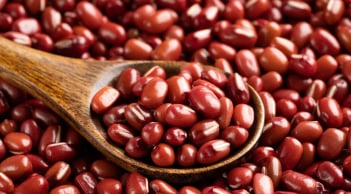 Cách đặt đậu đỏ dưới gối hút tài lộc, tốt cho đường tình duyên