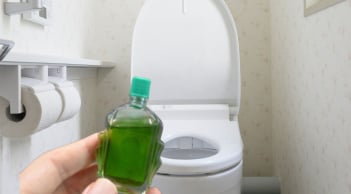 5 mẹo dùng dầu gió để khử mùi và tạo thơm cho nhà vệ sinh, đơn giản rẻ tiền, giàu nghèo đều dùng được