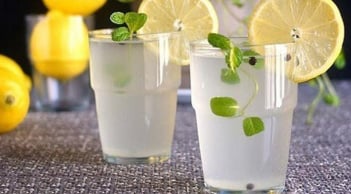 Khung giờ tốt nhất uống nước chanh muối giúp giảm cân, thải độc ruột, không hại dạ dày