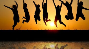 Người xưa dặn muốn giàu sang đừng tới 2 nơi đừng gần 3 người, đó là nơi nào, người nào?