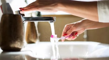 Cảnh báo 1 thói quen sai lầm khi đánh răng rất nhiều người mắc phải khiến vi khuẩn sinh sôi 'chóng mặt'