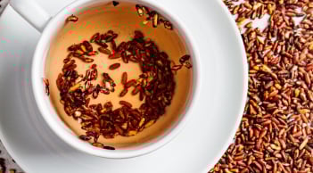 Cách uống nước gạo lứt rang đẹp da, giảm cân