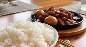 Nấu cơm chỉ với nước quá phí: Thử thêm 2 nguyên liệu rẻ bèo, cơm dẻo thơm gấp bội, ăn là mê ngay