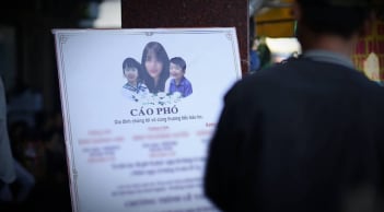 Tang lễ nghẹn lòng của 3 mẹ con vụ cháy quán bún ốc: Người thân bật khóc, quỵ ngã bên di ảnh