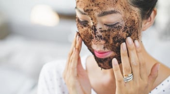 Mách nàng công thức làm dầu cà phê chăm sóc da và tóc toàn diện từ A đến Z