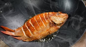 Rán cá thêm 2 thứ này, cá giòn thơm, không dính chảo, không bắn dầu