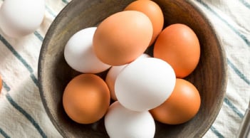 Trứng gà vỏ trắng và vỏ nâu, loại nào tốt hơn?