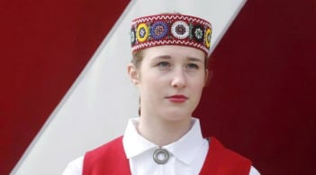 Đất nước kỳ lạ - Thiếu nam giới  trọng, phụ nữ phải đi ‘thuê chồng theo giờ’