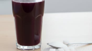 Hai loại đồ uống dễ gây biến chứng tim mạch ở người đang dùng thuốc hạ huyết áp