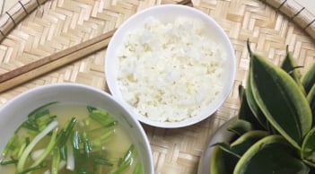 3 nhóm người không nên ăn cơm nguội buổi sáng