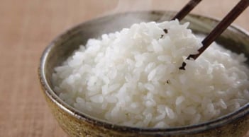 Nấu cơm chỉ bỏ nước lạnh thôi chưa đủ: Thả thêm thứ này vào cơm tơi xốp thơm dẻo hơn nhiều