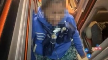 Xác minh clip mẹ già khóc nức nở trên xe khách: Sự thật ra sao?